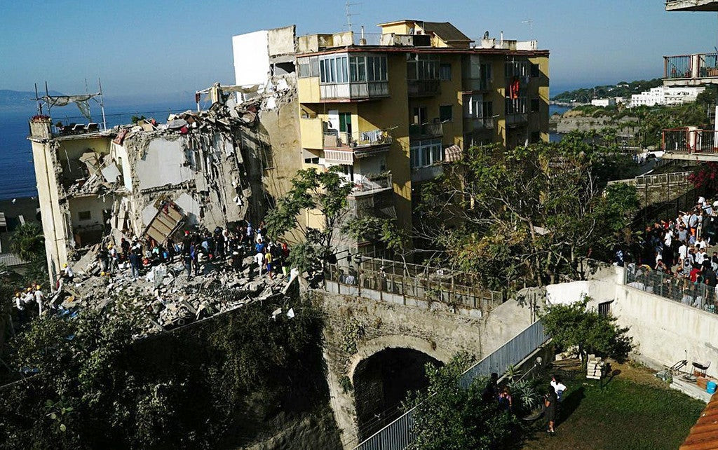 Δύο πυροσβέστες τραυματίες στα ερείπια του κτιρίου στη Νάπολη